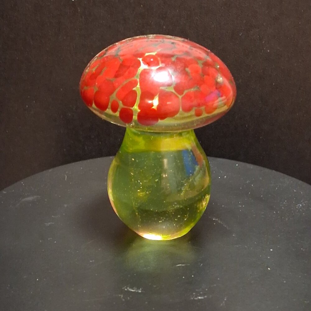 🌟 Uranium Vaseline Glass Mushroom – Glows Under UV! 🌟